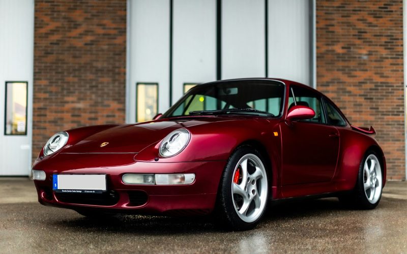 Porsche 911 Turbo fotad i bra belysning