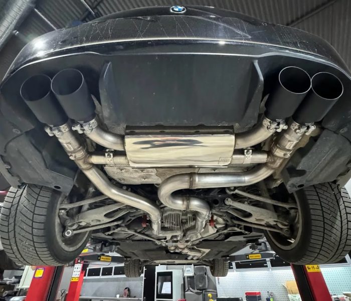 En bil med ett nytt avgassystem