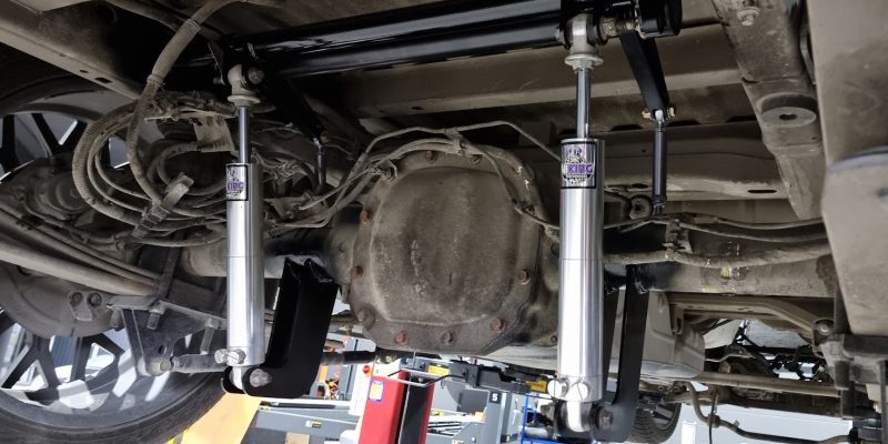 Bil med nya dämpare installerade