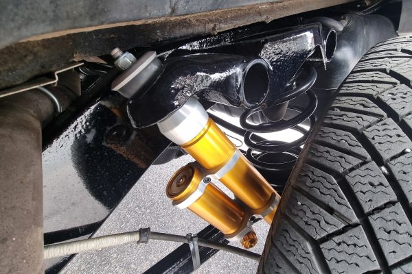 En ny dämpare installerad på en bil