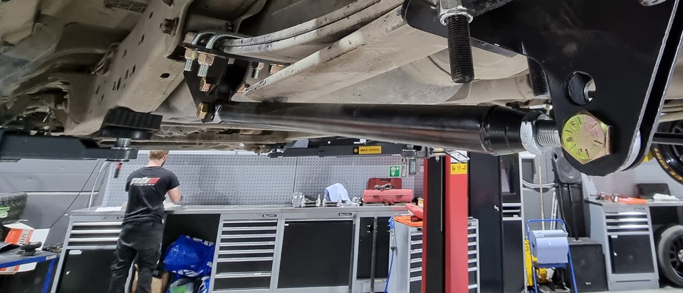 En mekaniker hos PBZ håller på installera ett nytt chassi på en bil