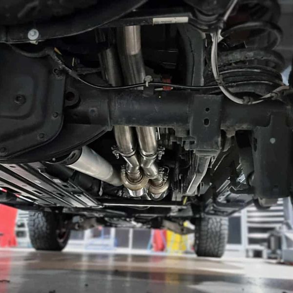 Avgasrör på en Dodge Ram fotat under bilen