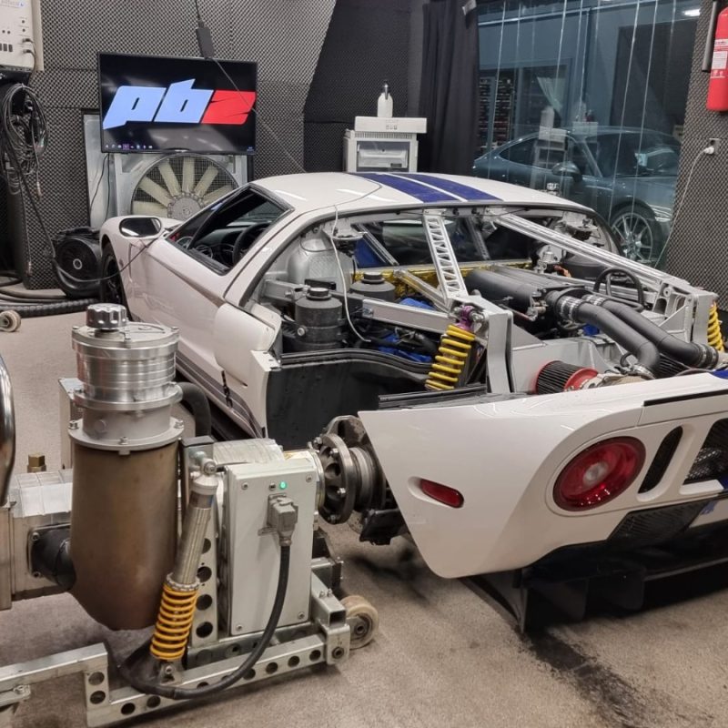 Effektmätning pågår av bil i PBZs dynocell