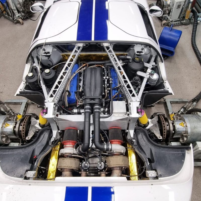 Effektmätning pågår av bil i PBZs dynocell