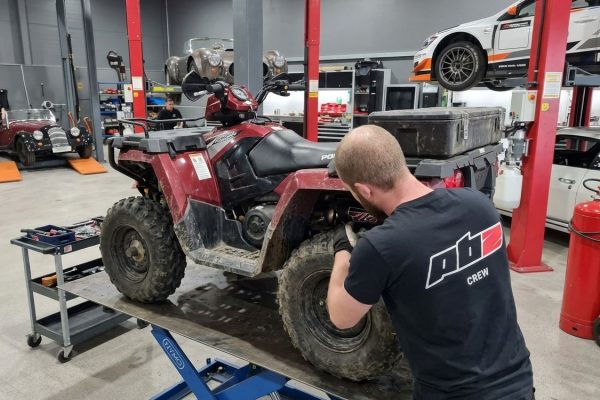 En mekaniker felsöker en fyrhjuling i PBZs verkstad