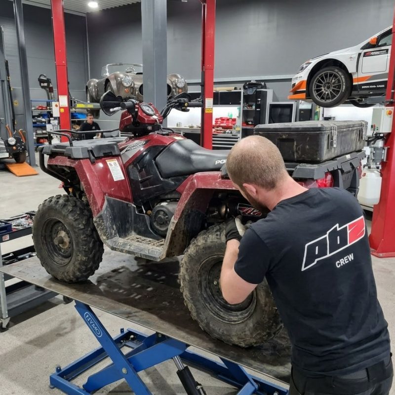 En mekaniker felsöker en fyrhjuling i PBZs verkstad