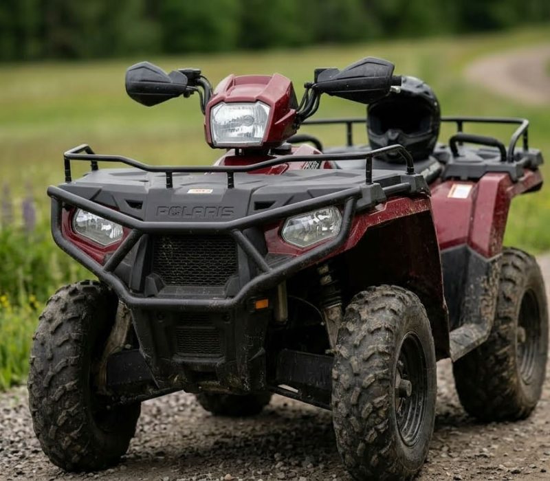 En röd fyrhjuling på en svensk väg