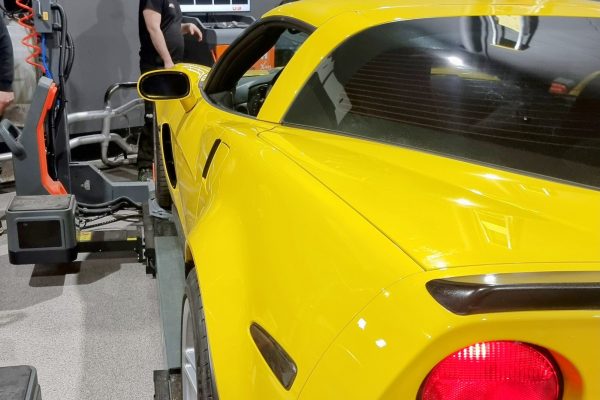 Bil som får sina hjul inställda