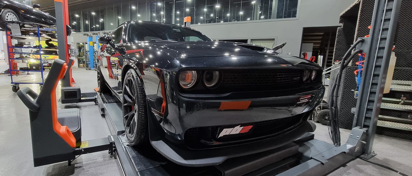 Bil som får sina hjul inställda