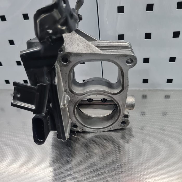 En rengjord insugsdel till en motor helt utan sot