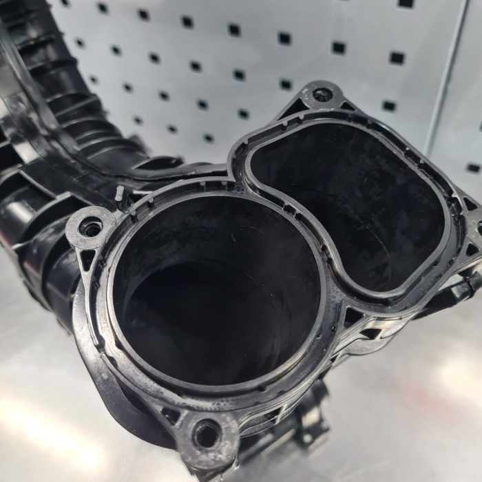 En rengjord insugsdel till en motor helt utan sot