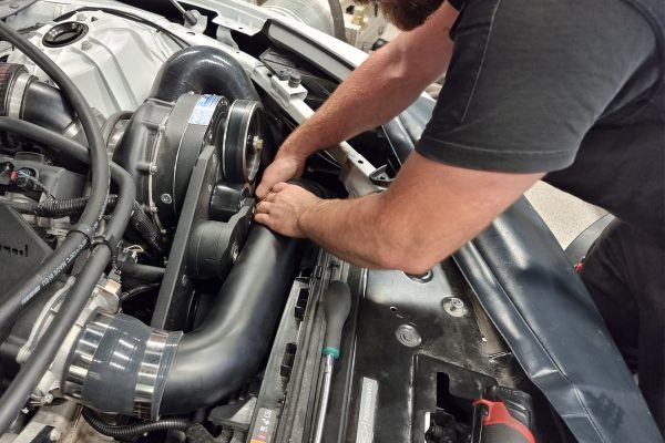 En mekaniker meckar med en bil