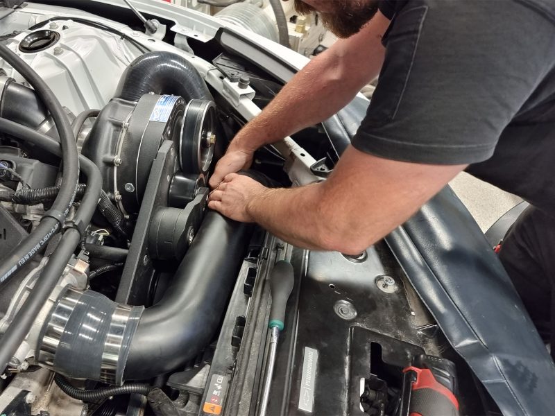 En mekaniker meckar med en bil