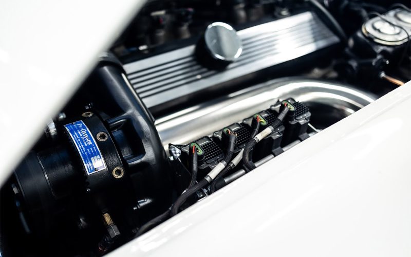 Närbild på en motor i en veteranbil