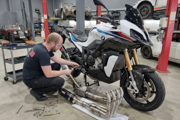 En mekaniker reparerar en motorcykel i PBZ verkstad