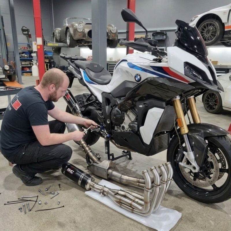 En mekaniker reparerar en motorcykel i PBZ verkstad