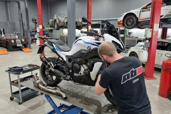 En mekaniker hos PBZ reparerar eller felsöker en motorcykel i PBZ verkstad