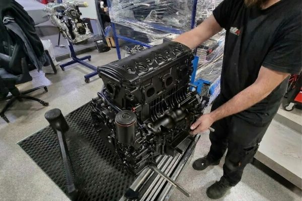 En motor till en vattenskoter renoveras