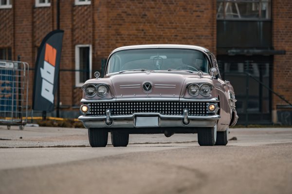 Veteranbil fotat bredvid en PBZ-vimpel