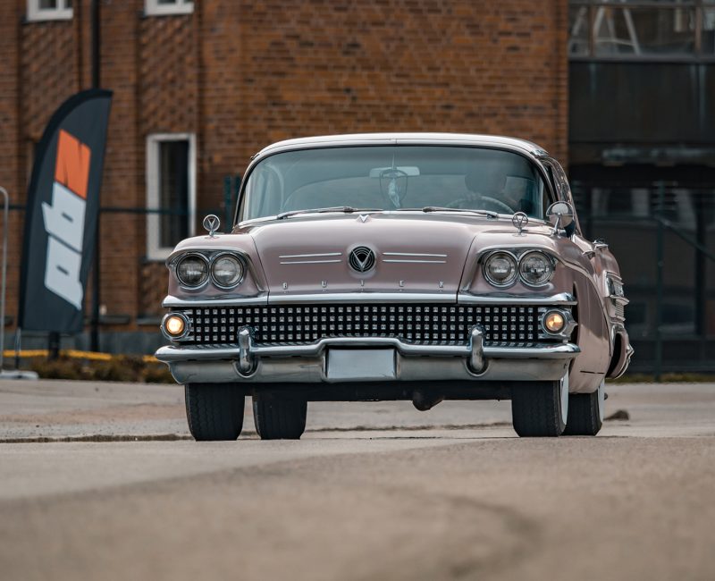 Veteranbil fotat bredvid en PBZ-vimpel