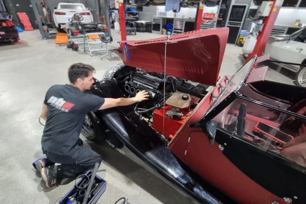 En veteranbil som håller på repareras