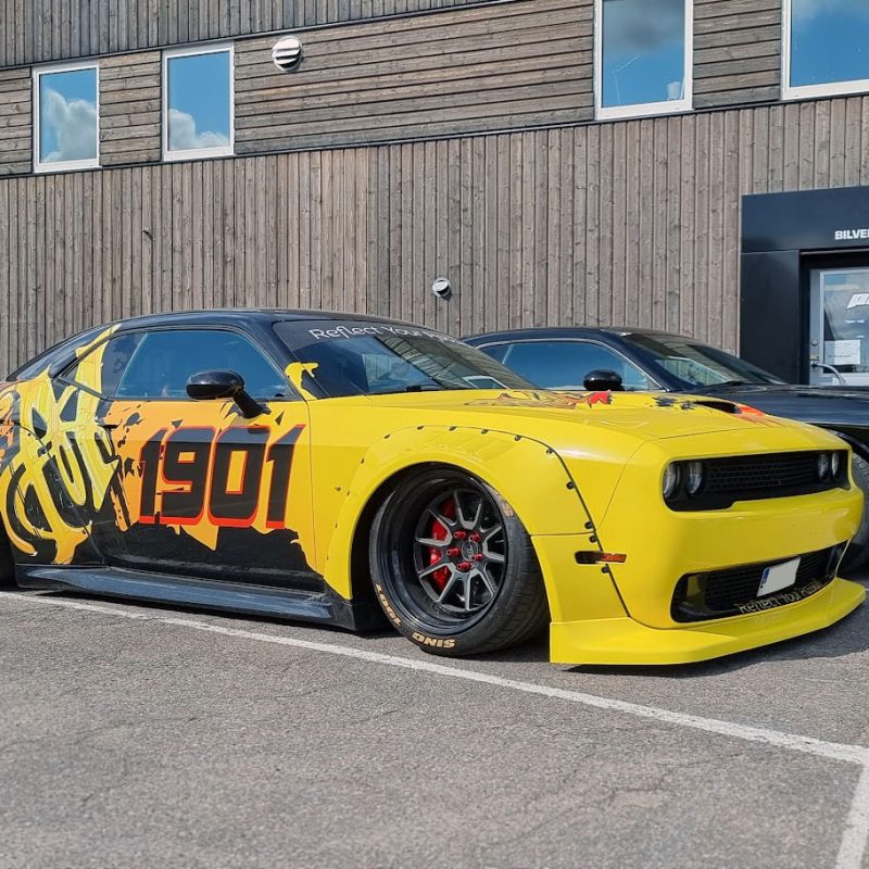 En helfolierad sportbil