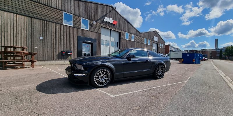 En bil står utanför PBZs lokaler