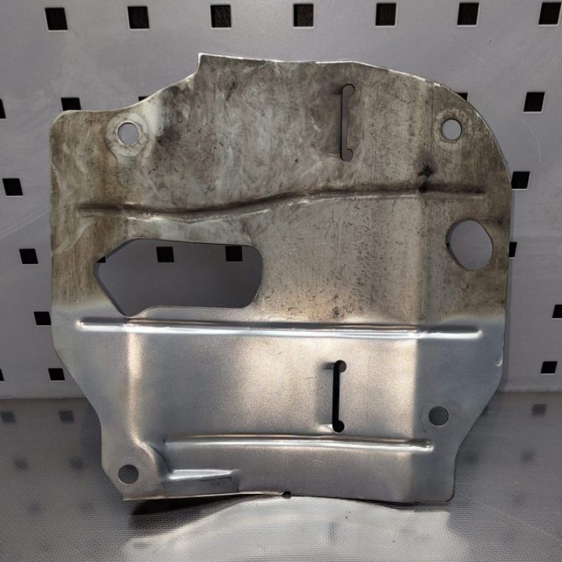 En metalldel som är halvt våtpolerad vilket ger en tydlig kontrast mellan den polerade och en opolerade delen.