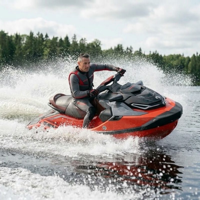 Person som åker på en röd vattenskoter