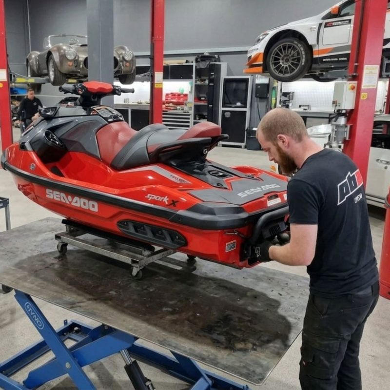 Vattenskoter som felsöks i PBZs verkstad